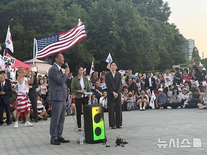 [서울=뉴시스]최은수 기자=모스 탄(한국명 단현명) 미국 리버티대 교수가 24일 서울 송파구 올림픽공원 핸드볼경기장 2-3 출입구 앞에서 열린 기자회견에서 발언하고 있다. 탄 교수는 이날 서울경찰청 출석 요구에 응하지 않은 뒤 지지자들 앞에서 입장을 밝혔다. 2026.06.24.eschoi@newsis.com