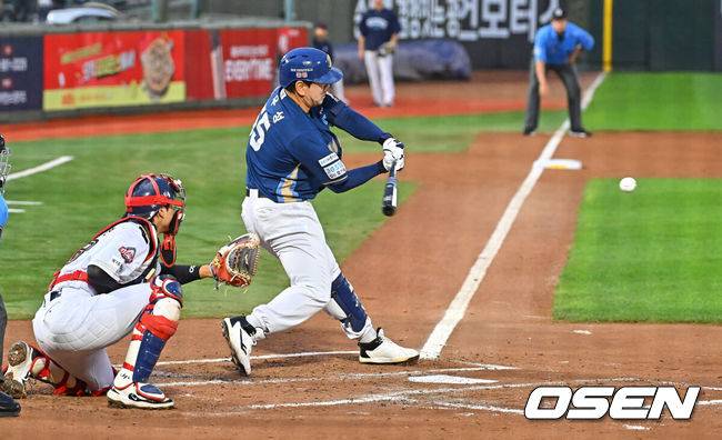 [OSEN=부산, 이석우 기자] 24일 부산 사직야구장에서 2026 신한 SOL KBO 리그 롯데 자이언츠와 NC 다이노스의 경기가 열렸다. 홈팀 롯데는 로드리게스가, 방문팀 NC는 테일러가 선발 출전했다.NC 다이노스 이우성이 1회초 1사 좌월 솔로 홈런을 치고 있다. 2026.06.24 / foto0307@osen.co.kr