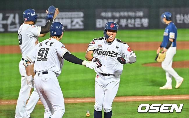 [OSEN=부산, 이석우 기자] 24일 부산 사직야구장에서 2026 신한 SOL KBO 리그 롯데 자이언츠와 NC 다이노스의 경기가 열렸다. 홈팀 롯데는 로드리게스가, 방문팀 NC는 테일러가 선발 출전했다.롯데 자이언츠 김동혁과 레이예스가 8회말 2사 만루 나승엽의 우익수 앞 안타때 득점을 올리고 기뻐하고 있다. 2026.06.24 / foto0307@osen.co.kr