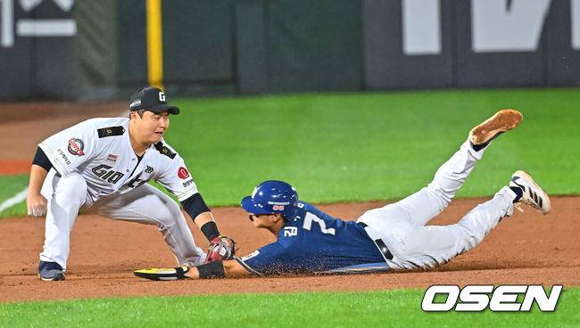 [OSEN=부산, 이석우 기자] 24일 부산 사직야구장에서 2026 신한 SOL KBO 리그 롯데 자이언츠와 NC 다이노스의 경기가 열렸다. 홈팀 롯데는 로드리게스가, 방문팀 NC는 테일러가 선발 출전했다.NC 다이노스 김주원이 8회초 1사 2루 이우성 타석때 3루 도루를 시도했으나 아웃되고 있다. 2026.06.24 / foto0307@osen.co.kr