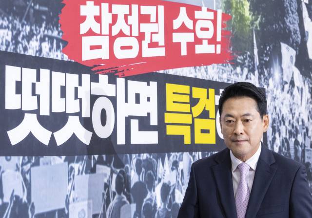 ▲건강 악화로 엿새 동안 입원했던 국민의힘 장동혁 대표가 24일 병원 퇴원 뒤 국회에서 첫 공식 일정으로 가진 기자회견을 마치고 회견장을 빠져 나가고 있다. ⓒ연합뉴스