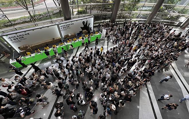 24일 오전 서울 강남구 코엑스에서 열린 ‘2026 서울국제도서전’을 찾은 관람객들이 입장하기 위해 줄을 서고 있다. 뉴시스