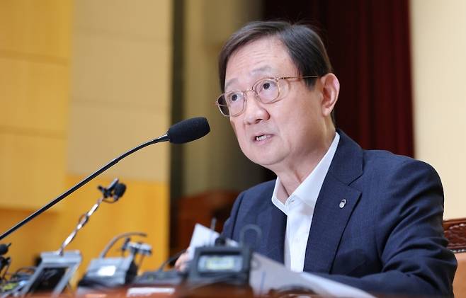 이찬진 금융감독원장이 22일 간담회에서 단일 종목 레버리지 상장지수펀드(ETF)에 대해 뒤늦게 자기반성의 메시지를 냈다. 그는 “증권사만 배불리는 결과를 초래하고 있다”며 증시 변동성 완화 방안을 검토하겠다고 밝혔다.