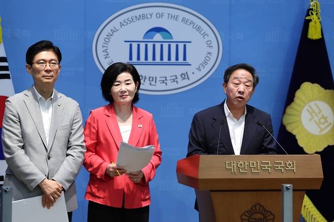 한성숙 국무총리 후보자 인사청문특별위원인 강승규, 김희정, 조정훈 국민의힘 의원이 23일 국회 소통관에서 한성숙 국무총리 후보자 인사청문회 관련 기자회견을 하고 있다. 뉴스1