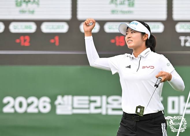 서교림이 지난 7일 강원 원주시 성문안CC에서 열린 셀트리온 퀸즈 마스터즈 최종 라운드 18번 홀에서 우승을 확정짓는 퍼트를 성공시키고 주먹을 불끈 쥐어 보이고 있다. KLPGA 제공.