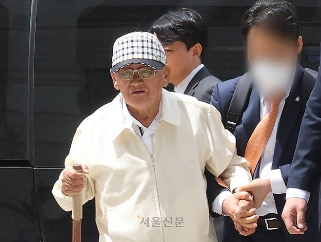 국민의힘과의 정교유착 비리 의혹을 받는 이만희 신천지 총회장이 24일 서울 서초구 서울중앙지방법원에서 열린 구속 전 피의자 심문(영장실질심사)에 출석하고 있다. 이지훈 기자