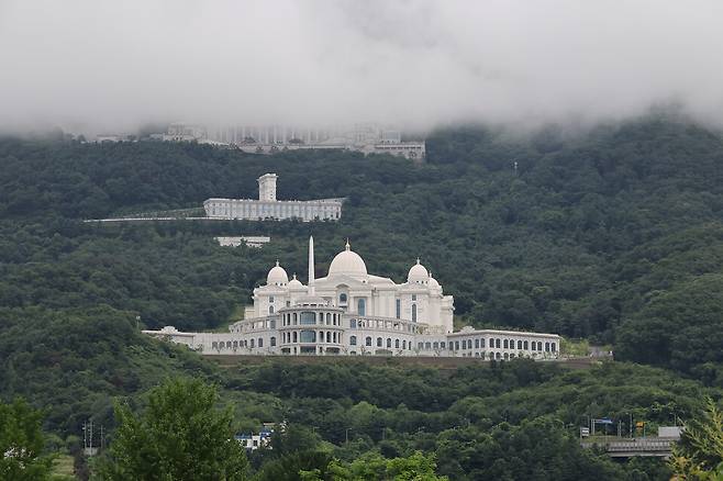 김건희 여사의 각종 의혹들을 수사하는 민중기 특별검사팀이 가평 통일교 시설과 관계자를 대상으로 압수수색을 한 지난해 7월 가평 통일교 시설 천원궁 전경 ⓒ시사저널 임준선