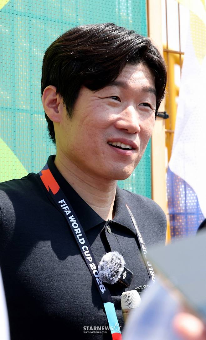 2026 북중미월드컵에 출전한 대한민국 축구 국가대표팀이 남아공전을 하루 앞둔 23일 멕시코 몬테레이 유니버시티 스타티음에서 훈련을 진행했다. 박지성 해설위원이 취재진과 인터뷰하고 있다. /사진=김진경 대기자