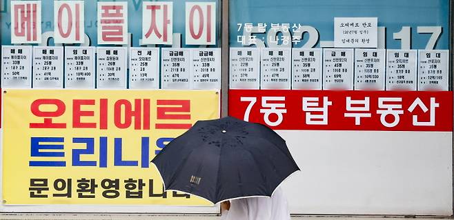 이재명 대통령이 지난 1월 다주택자의 양도세 중과 유예가 없다고 밝히자 '1년 후 주택가격 전망' 지수는 3개월간 폭락했다. [사진 | 뉴시스]