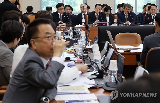 여야 질타 이어지는 선관위 국조특위 (서울=연합뉴스) 이동해 기자 = 위철환 선관위원장 직무대행이 23일 국회에서 열린 투표용지 부족사태 등 국민참정권 침해 진상규명 및 선거관리 개혁을 위한 국정조사 특위 전체회의에서 의원 질의에 답하고 있다. 왼쪽부터 강동완 사무총장 직무대리, 위철환 선관위원장 직무대행, 노태악 전 선관위원장, 허철훈 전 사무총장.2026.6.23 eastsea@yna.co.kr