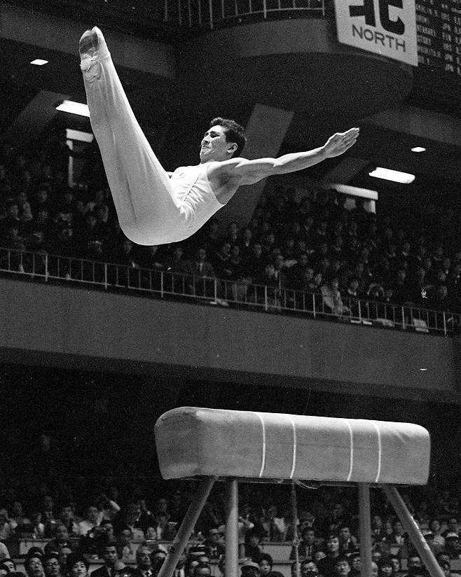 1964년 도쿄올림픽에서 '야마시타 기술'을 연기한 고인 [교도=연합뉴스]