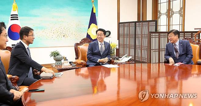 국회의장 주재 여야 원내대표 회동 (서울=연합뉴스) 황광모 기자 = 조정식 국회의장(가운데)이 22일 국회의장실에서 의장 주재 여야 원내대표 회동을 하고 있다.
    왼쪽부터 더불어민주당 한병도 원내대표, 조 의장, 국민의힘 정점식 원내대표. 2026.6.22 [공동취재] hkmpooh@yna.co.kr