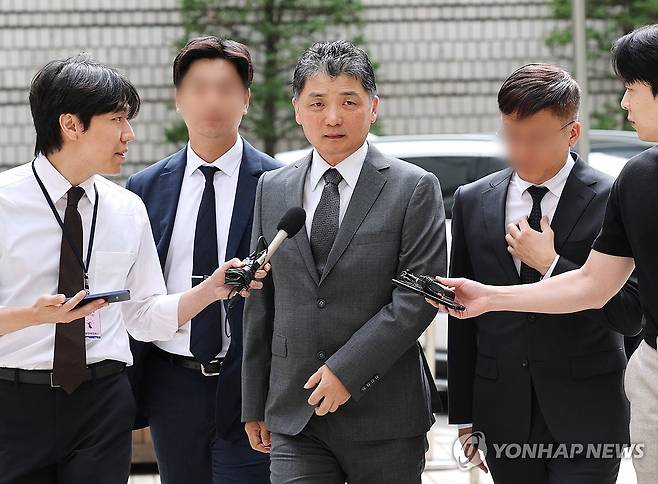 김범수 카카오 미래이니셔티브센터장, 항소심 공판 출석 (서울=연합뉴스) 김주형 기자 = SM엔터테인먼트 시세조종 공모 의혹으로 1심에서 무죄를 선고받은 김범수 카카오 미래이니셔티브센터장이 24일 서울 서초구 고등법원에서 열린 자본시장법 위반 혐의 항소심 첫 공판에 출석하고 있다. 2026.6.24 kjhpress@yna.co.kr