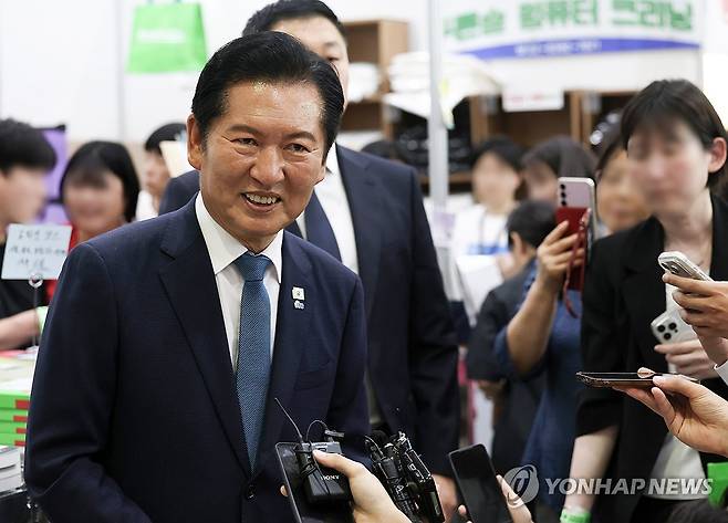 취재진에게 브리핑하는 정청래 (서울=연합뉴스) 이동해 기자 = 정청래 전 더불어민주당 대표가 24일 서울 강남구 코엑스에서 열린 서울국제도서전에서 문재인 전 대통령을 만난 뒤 취재진에게 브리핑하고 있다. 2026.6.24 [공동취재] eastsea@yna.co.kr