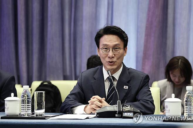 중국 칭화대 방문한 김민석 총리 (서울=연합뉴스) 중국을 방문 중인 김민석 국무총리가 23일 중국 칭화대를 방문해 당서기 및 법학원장과 면담하고 있다. 2026.6.23 [국무총리실 제공. 재판매 및 DB 금지] photo@yna.co.kr