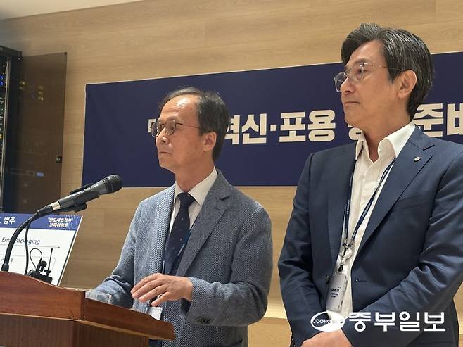 김용석·김태곤 공정·혁신·포용 경기준비위원회 반도체초격차전략특별위원회 공동위원장이 25일 경기인수위 브리핑룸에서 기자회견을 하고 있다. 이지은기자