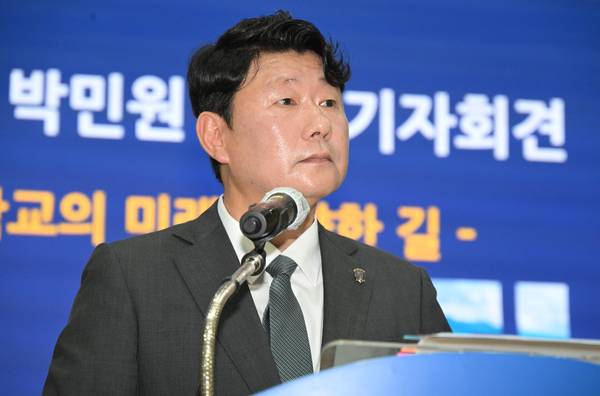 박민원 국립창원대학교 총장이 18일 본관 인송홀에서 기자회견하고 있다./김구연 기자
