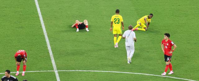 한국 축구 국가대표팀 선수들이 24일(현지시간) 멕시코 몬테레이 스타디움에서 열린 2026 북중미 월드컵 A조 3차전 남아프리카공화국과의 경기에서 종료 휘슬을 들으며 아쉬워하고 있다. 연합뉴스