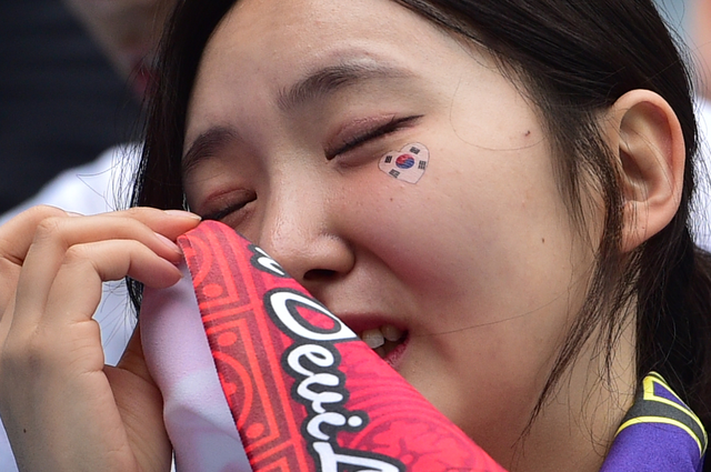 25일 2026 북중미월드컵 A조 3차전에서 대한민국이 남아프리카공화국과의 경기에서 0-1로 패하자, 대구 북구 고성동 iM뱅크파크에서 단체 응원을 하던 한 시민이 탄식과 눈물을 훔치고 있다. 김진홍 기자 solmin@idaegu.com