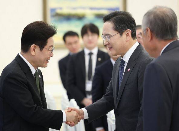 이재명 대통령이 청와대에서 열린 '청년 일자리와 지방투자 확대를 위한 기업간담회'에 입장하며 이재용 삼성전자 회장과 인사하고 있다. [출처=연합]