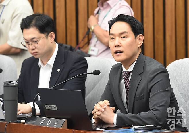 더불어민주당 김한규 간사가 25일 국회에서 열린 국무총리 임명동의안 심사를 위한 인사청문회에서 한성숙 국무총리 후보자에게 질의에 앞서 의사진행 발언을 하고 있다. / 이호형 기자 leemario@sporbiz.co.kr 2026.06.25