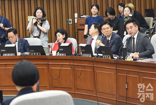 비교섭단체 최혁진 위원이 25일 국회에서 열린 국무총리 임명동의안 심사를 위한 인사청문회에서 한성숙 국무총리 후보자에게 질의에 앞서 의사진행 발언을 하고 있다. / 이호형 기자 leemario@sporbiz.co.kr 2026.06.25