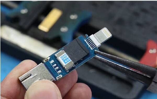 일본 육상자위대가 적발한 것과 같은 브랜드의 USB. 분해하자 SD카드가 나왔다.&nbsp; 일본경제신문 6월 25일