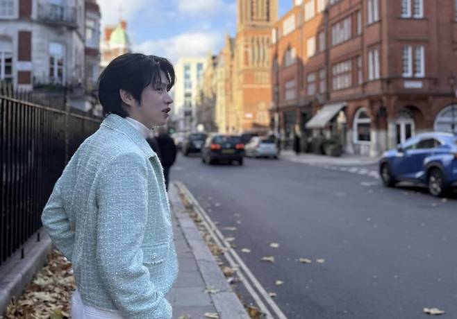 Super Junior member Kim Hee-chul has shared his feelings following the defeat against South Africa in the group stage of the 2026 CONCACAF World Cup. Kim Hee-chul expressed his disappointment by posting a message stating that he could not stop being angry after checking the match results in the morning.Under the leadership of head coach Hong Myung-bo, the South Korean national team played their third group stage match against South Africa but lost 1-0. With this result making the teams advancement to the Round of 32 uncertain, many football fans are expressing their regret.