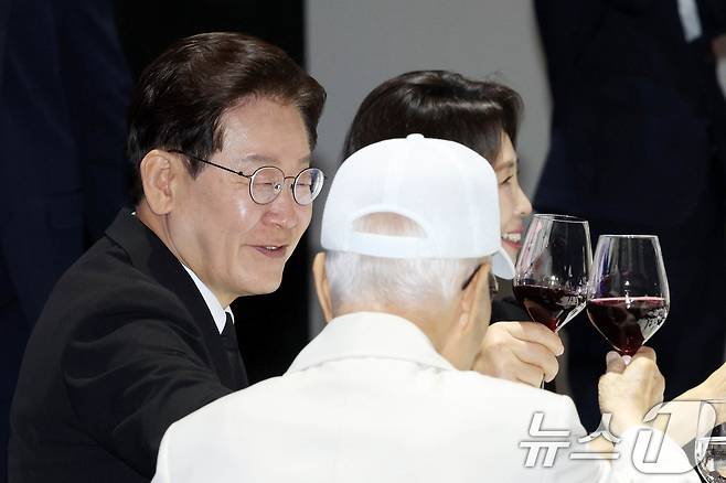 이재명 대통령이 25일 경기 수원 영통구 수원컨벤션센터에서 열린 6·25 전쟁 제76주년 위로연에서 참석 유공자와 건배를 하고 있다. (청와대통신사진기자단) 2026.6.25 ⓒ 뉴스1 이재명 기자