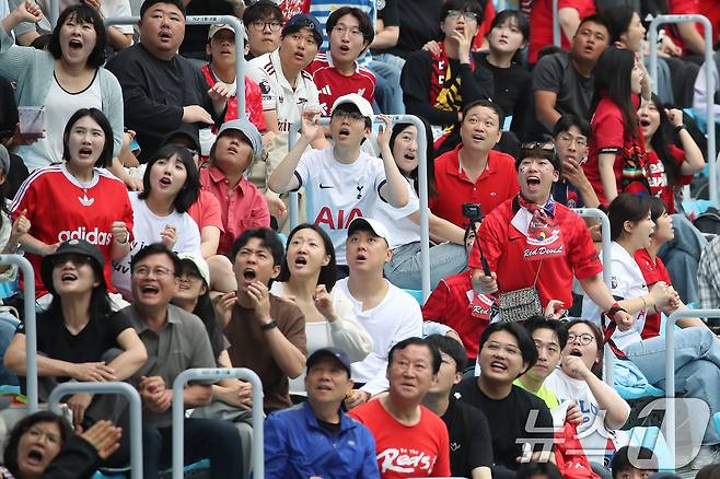 25일 대구FC 홈구장인 대구iM뱅크파크에서 2026 북중미월드컵 A조 조별리그 3차전 대한민국과 남아프리카공화국의 경기를 지켜보던 시민들이 한국 대표팀의 슈팅이 빗나가자 아쉬워하고 있다. 2026.6.25 ⓒ 뉴스1 공정식 기자