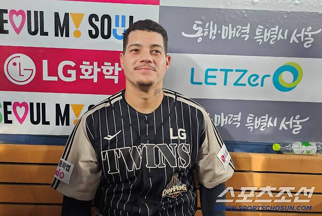 인터뷰에 임한 LG 리오스. 김영록 기자