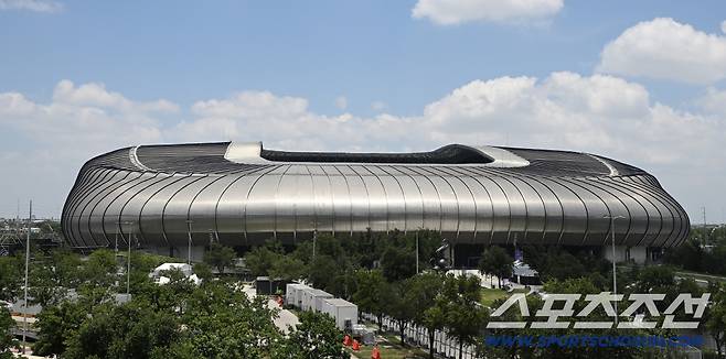 24일(한국시각) 멕시코 몬테레이 인근 과달루페의 에스타디오 몬테레이에서 남아공 축구국가대표팀 공식 기자회견이 열렸다. 경기장 외곽에서 바라본 에스타디오 몬테레디의 모습. 과달루페(멕시코)=허상욱 기자wook@sportschosun.com/2026.06.24/