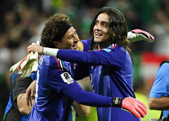 Soccer Football - FIFA World Cup 2026 - Group A - Czech Republic v Mexico - Estadio Azteca, Mexico City, Mexico - June 24, 2026 Mexico's Guillermo Ochoa and Carlos Acevedo celebrate after the match REUTERS/Annegret Hilse <저작권자(c) 연합뉴스, 무단 전재-재배포, AI 학습 및 활용 금지>