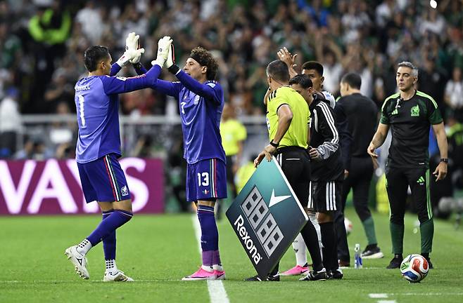 (260625) -- MEXICO CITY, June 25, 2026 (Xinhua) -- Goalkeeper Guillermo Ochoa (2nd L) of Mexico replaces Raul Rangel (1st L) during a group A match between the Czech Republic and Mexico at the 2026 FIFA World Cup at Mexico City Stadium in Mexico City, Mexico, June 24, 2026. (Xinhua/Li Muzi)<저작권자(c) 연합뉴스, 무단 전재-재배포, AI 학습 및 활용 금지>