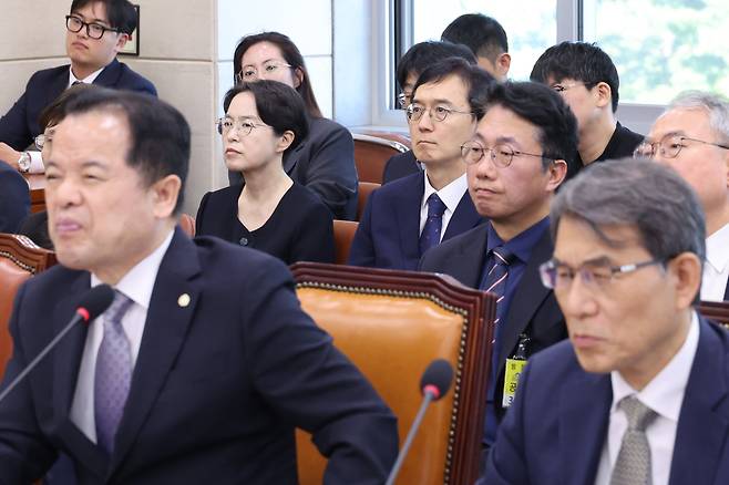 노태악 전 중앙선거관리위원장과 위철환 중앙선거관리위원장 직무대행, 민소영 전 송파구 선관위원장(왼쪽), 오민석 전 서울시 선관위원장이 23일 서울 여의도 국회에서 열린 제9회전국동시지방선거투표용지부족 사태 등 국민참정권침해진상규명 및 선거관리개혁을 위한 국정조사 특별위원회에 자리하고 있다. /뉴스1