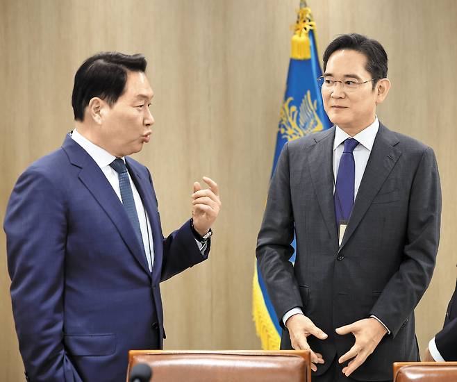 최태원(왼쪽) SK그룹 회장과 이재용 삼성전자 회장이 지난해 11월 16일 용산 대통령실에서 이재명 대통령 주재로 열린 한미 관세협상 후속 민관 합동회의에서 대화하고 있는 모습. /연합뉴스
