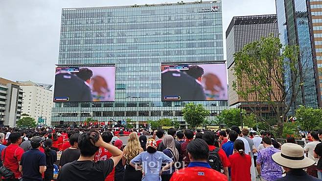 25일 오전 서울 광화문 광장에서 2026 FIFA 북중미 월드컵 대한민국-남아프리카공화국 A조 예선 경기에서 상대인 남아공 마세코 선수에게 선제골을 허용한 후 시민들이 당황한 표정 속 광장 건너편 건물에 설치된 전광판을 바라보고 있다. ⓒ데일리안 진현우 기자