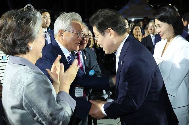 이재명 대통령(오른쪽)과 문재인 전 대통령 ⓒ뉴시스