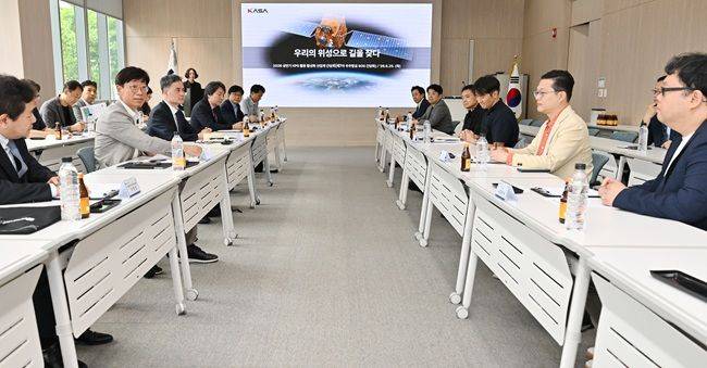 우주항공청(청장 오태석)이 25일 대전 LIG D&A 대전하우스에서 위성항법 활용 분야의 기업 관계자들을 초청해 제7차 우주항공 SOS 간담회를 하고 있다. ⓒ우주항공청