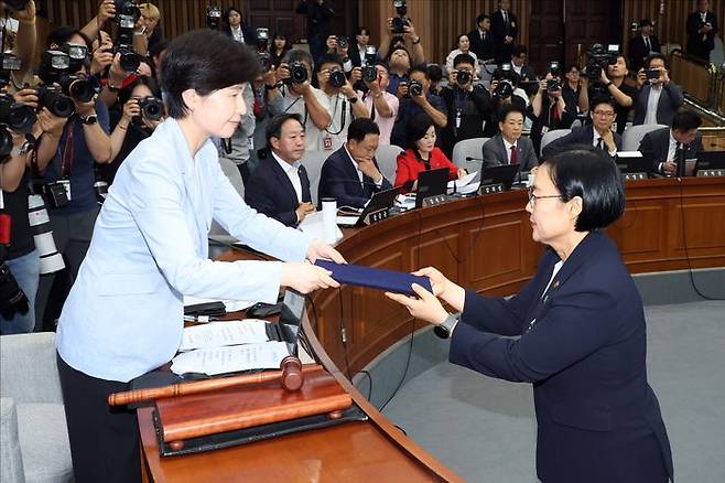 한성숙 국무총리 후보자가 25일 오전 서울 여의도 국회에서 열린 국무총리(한성숙) 임명동의안 심사를 위한 인사청문회에서 선서문을 제출하고 있다. ⓒ데일리안 홍금표 기자