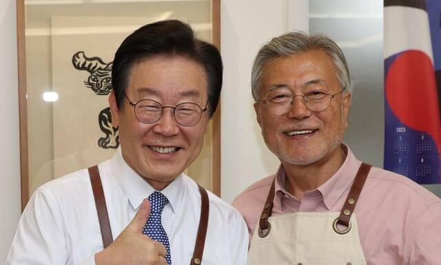 이재명 더불어민주당 대통령 후보(당시 당 대표)가 2024년 5월10일 오후 경남 양산시 평산책방에서 책을 산 뒤 문재인 전 대통령과 기념 사진을 찍고 있다. 연합뉴스