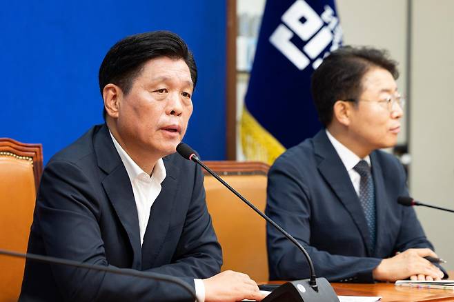 조승래(왼쪽) 전 더불어민주당 사무총장이 14일 국회의사당에서 열린 당무 현안 관련 기자간담회에 참석해 모두 발언을 하고 있다. 뉴스1