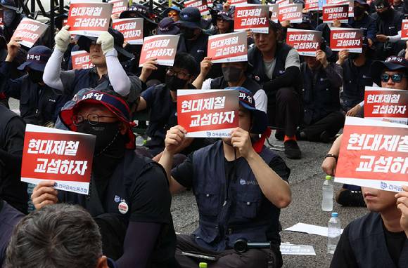 전국금속노동조합(금속노조)이 24일 서초구 양재동 현대자동차그룹 본사 앞에서 결의대회를 진행하고 있다. [사진=전국금속노동조합]