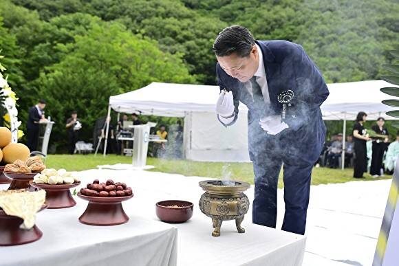 최영일 군수가 회문산 해원제에서 분향을 하고 있다. [사진=순창군 ]