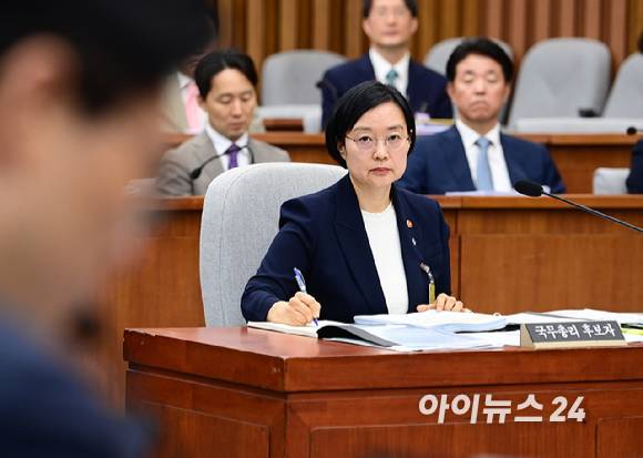 한성숙 국무총리 후보자가 25일 서울 여의도 국회에서 열린 인사청문회에서 출석해 질의를 듣고 있다. [사진=정소희 기자]