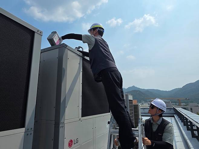 지난 18일 서울의 한 국립대에서 하이엠솔루텍 엔지니어가 이상이 발생한 실외기를 점검하고 있다. 이영근 기자