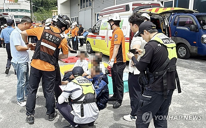 부산 기장군 앞바다에서 25일 오전 발생한 선박충돌 사고에서 구조된 인도네시아 선원들. 연합뉴스