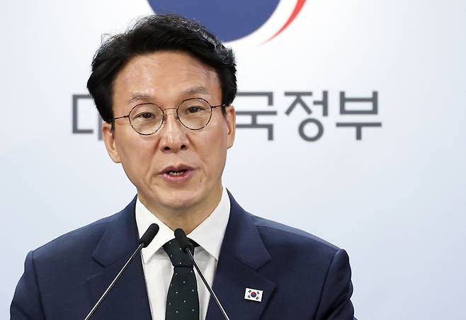 김민석 국무총리가 25일 서울 종로구 정부서울청사에서 검찰 보완수사권에 대한 정부안을 제출하지 않겠다고 발표하고 있다. 연합뉴스