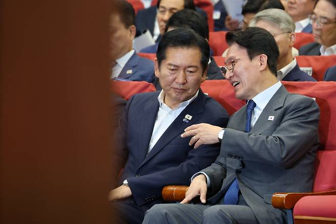 김민석(왼쪽부터) 국무총리와 정청래 더불어민주당 대표가 지난 21일 서울 여의도 국회에서 열린 6·3 지방선거 단체장 당선자 워크숍에서 대화하고 있다. 연합뉴스