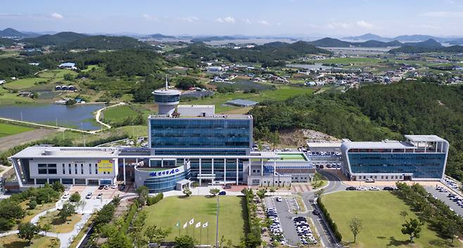 민선 9기 출범을 앞둔 전남 신안군이 1420억 원 규모의 재정 부족에 직면한 것으로 나타나면서 민생회복지원금 등 주요 공약사업 추진에 차질이 불가피할 전망이다. /신안군